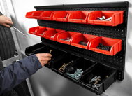 Závesný organizér do dielne ORDER, 30 boxov, 64x2x38cm, červená/čierna