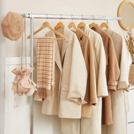 Stojan na oblečenie INEZ na kolieskach, max. 90 kg, 83,5x45x160cm, strieborná